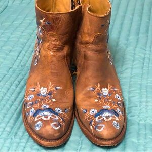 Shayanne Leather Cowboy boots
Size 11, embroidered with flowers!